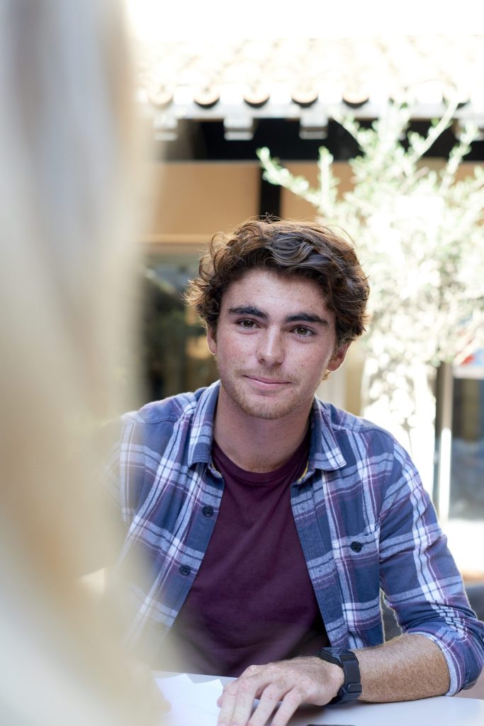 étudiant dans le patio de l'école révisant un cours de finance