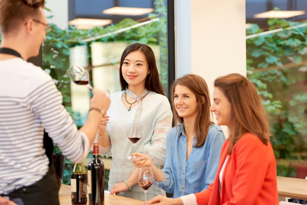 etudiants pendant une dégustation de vin