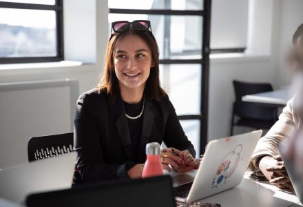 étudiante de l'école de commerce INSEEC Bachelor durant un cours de son programme Business Développement