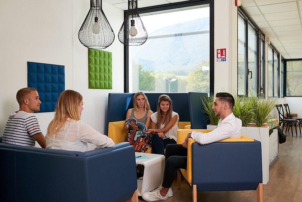 etudiants travaillant en mode cosy sur un cas en finance