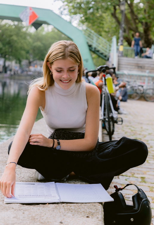 Etudiante qui révise sur les quais