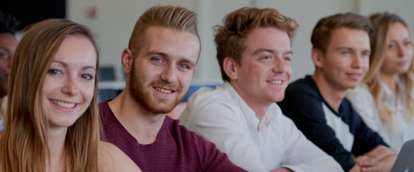 Etudiant qui présente un projet de finance en gestion de patrimoine
