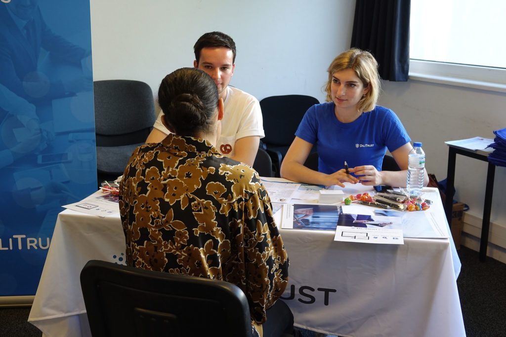 Etudiant en entretien sur le campus lors d'un événement entreprise