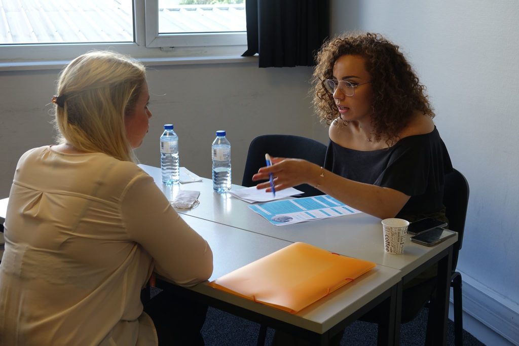 Etudiante qui passe un entretien professionnel dans sa recherche de stage en international finance