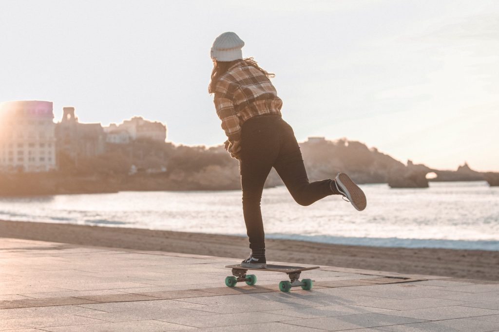 seance de skate pour une étudiante INSEEC Sport