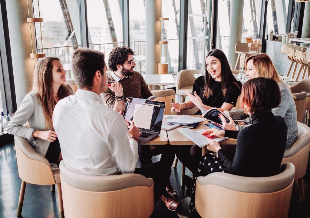 etudiants INSEEC en train de travailler sur un cas de communication