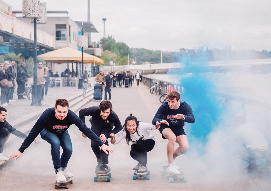 étudiants faisant du sport et du skat eavec des fumigenes bleu inseec