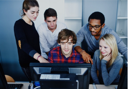 Etudiant qui travaille en groupe sur le projet en finance.