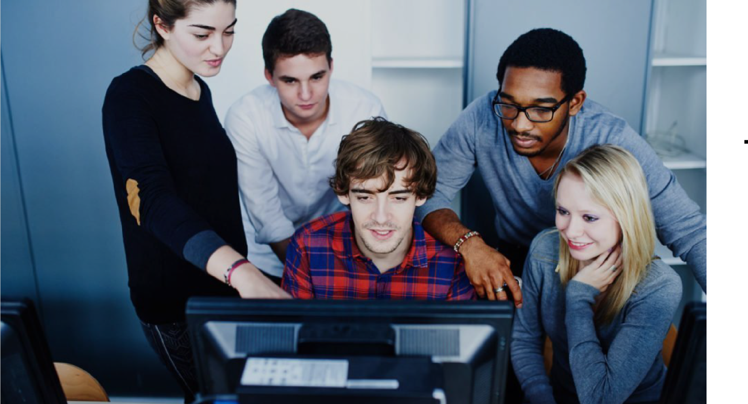 Etudiant qui travaille en groupe sur le projet en finance.