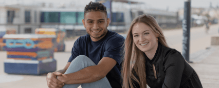étudiants de l'école de commerce INSEEC assis en extérieur