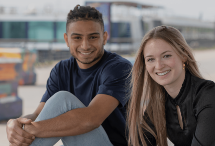 étudiants de l'école de commerce INSEEC assis en extérieur