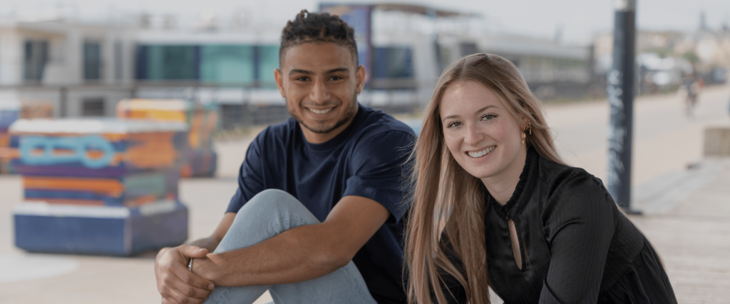 étudiants de l'école de commerce INSEEC assis en extérieur