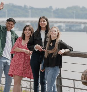 étudiants de l'école de commerce INSEEC en extérieur tournés vers la caméra