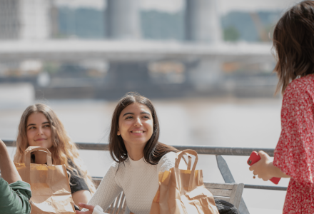 étudiants de l'école de commerce INSEEC assis en extérieur autour d'une table