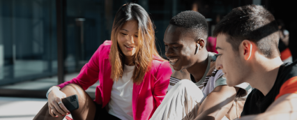 étudiants de l'école de commerce INSEEC assis et souriants