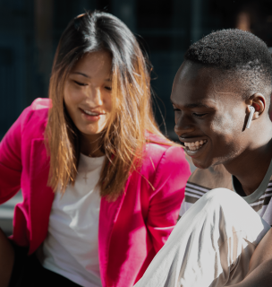 étudiants de l'école de commerce INSEEC assis et souriants