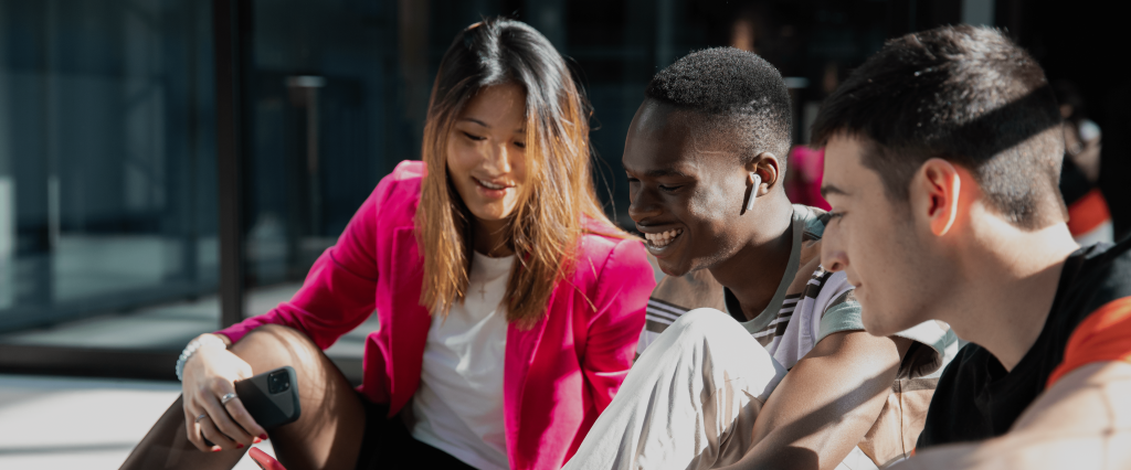 étudiants de l'école de commerce INSEEC assis et souriants