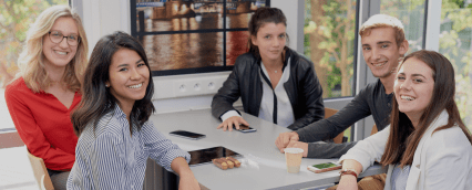étudiants de l'école de commerce INSEEC installés à la cafétéria