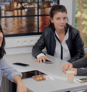 étudiants de l'école de commerce INSEEC installés à la cafétéria