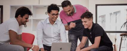 étudiants de l'école de commerce INSEEC assis autour d'un ordinateur pour travailler