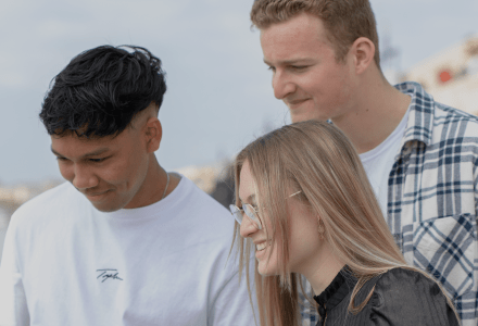 étudiants de l'école de commerce INSEEC travaillant en extérieur