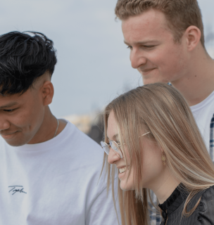 étudiants de l'école de commerce INSEEC travaillant en extérieur