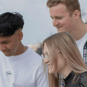 étudiants de l'école de commerce INSEEC travaillant en extérieur