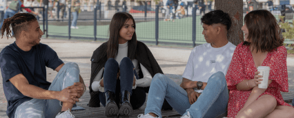 étudiants de l'école de commerce INSEEC assis en extérieur et discutant