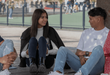 étudiants de l'école de commerce INSEEC assis en extérieur et discutant