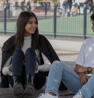 étudiants de l'école de commerce INSEEC assis en extérieur et discutant