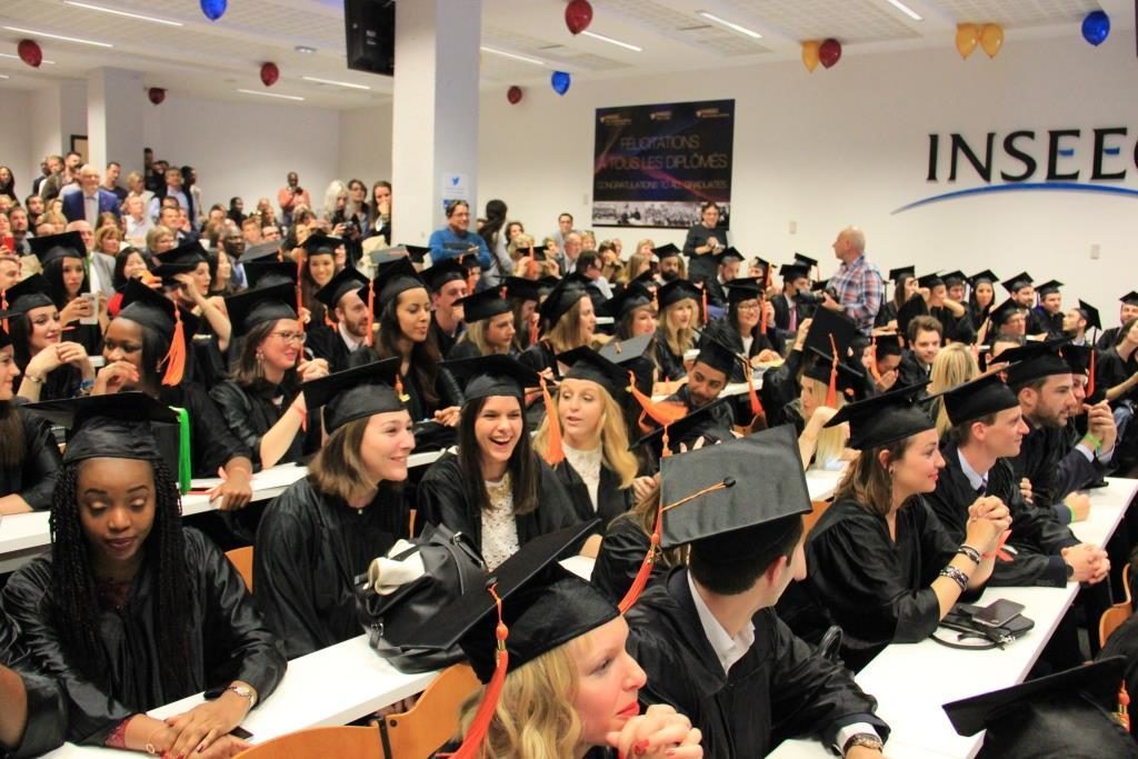 Amphithéatre plein d'étudiant lors d'une remise des diplômes suite à l'obtention de leur formation 