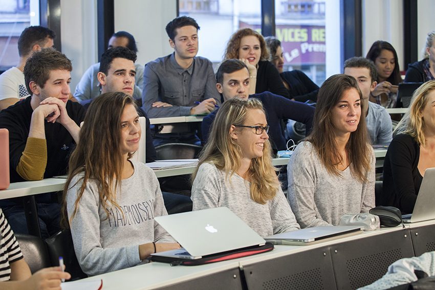 etudiants en amphitheatre suivant un cours professionnalisant