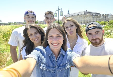 groupe d etudiants en ecole de commerce faisant un selfy