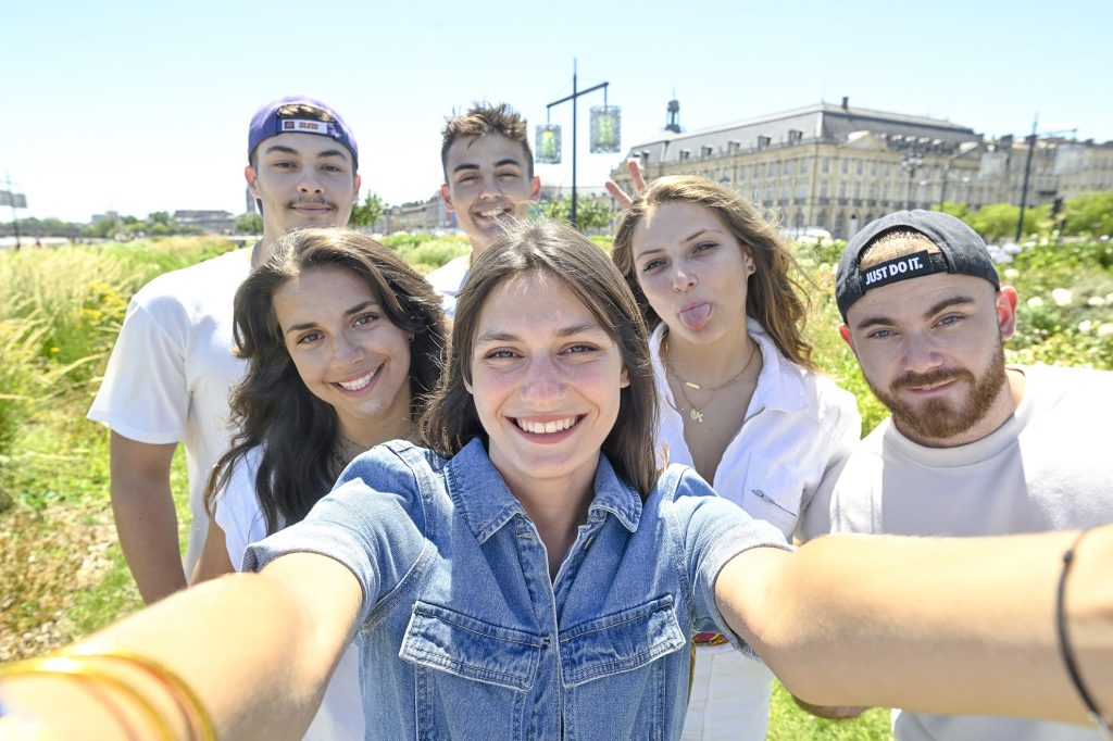 groupe d etudiants en ecole de commerce faisant un selfy
