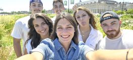 groupe d etudiants en ecole de commerce faisant un selfy