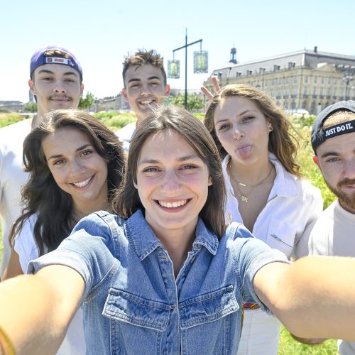 groupe d etudiants en ecole de commerce faisant un selfy