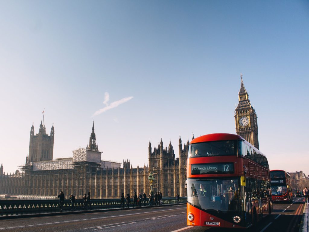 bus dans la ville de Londres proche du campus de l'INSEEC