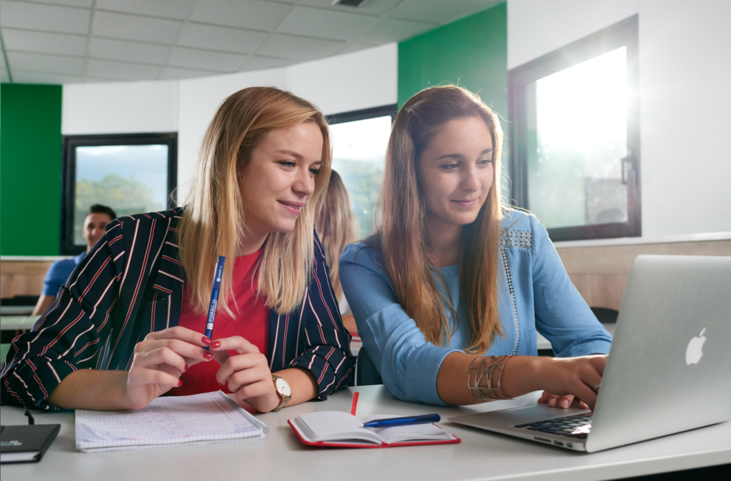 2 students working in class