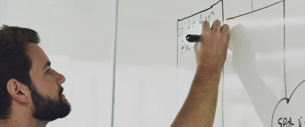 Etudiant de la formation en management du risque risk qui travaille au tableau