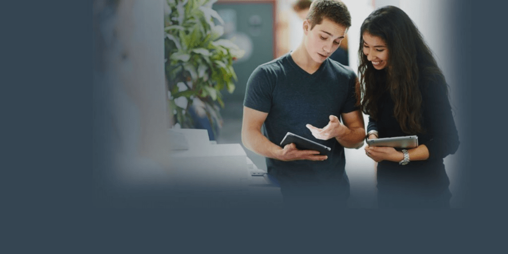 Etudiants dans les couloirs avec leur tablette qui échangent entre eux. 