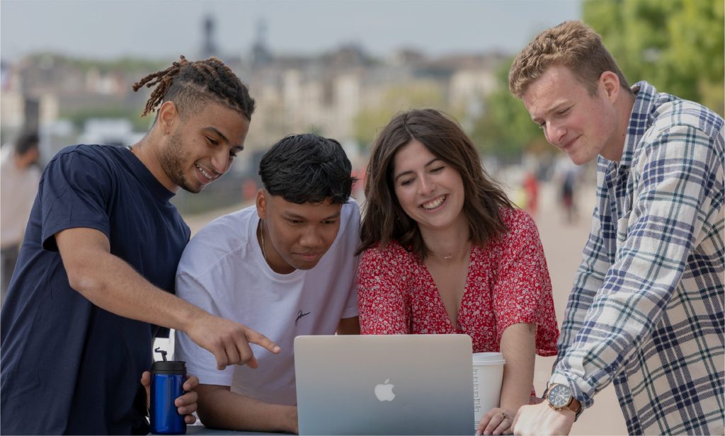 étudiants Bachelor INSEEC réalisant sur ordinateur une candidature en ligne