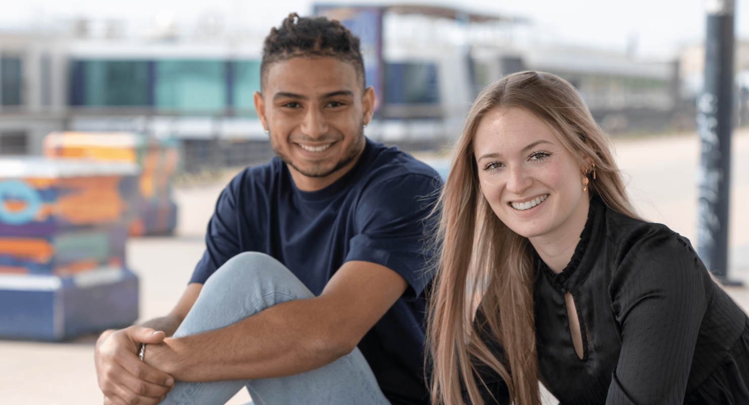 étudiants de l'école de commerce INSEEC assis en extérieur