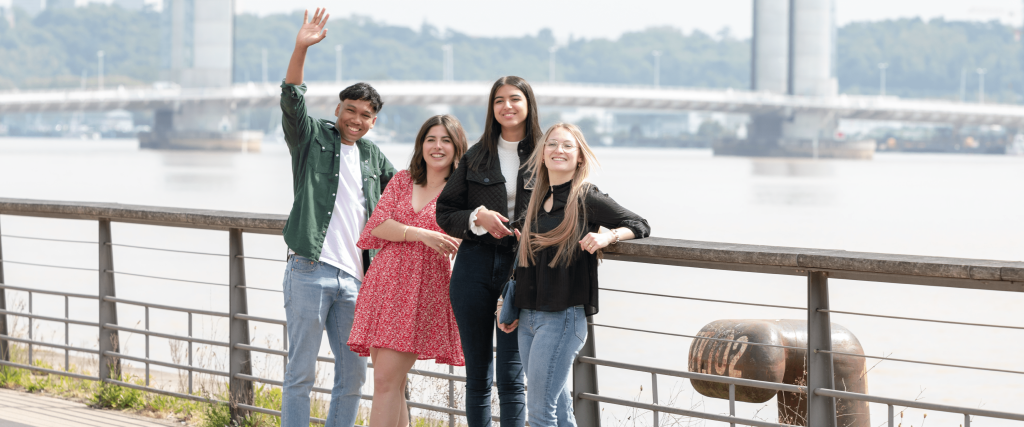 étudiants de l'école de commerce INSEEC en extérieur tournés vers la caméra