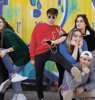 groupe d'étudiants du programme Bachelor de l'école de commerce INSEEC en train de s'amuser
