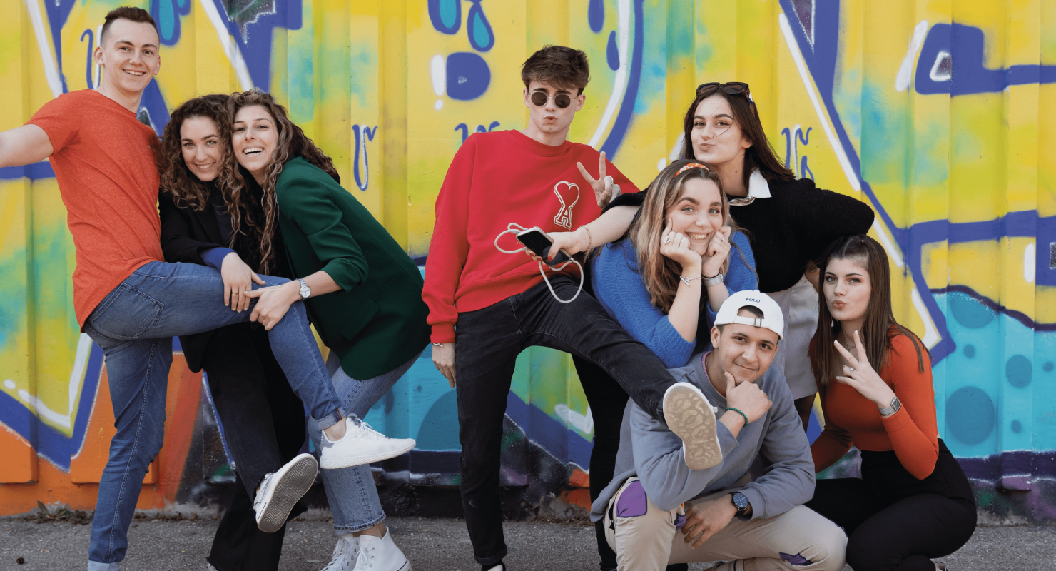 groupe d'étudiants du programme Bachelor de l'école de commerce INSEEC en train de s'amuser