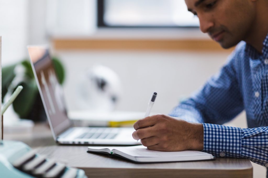 etudiant qui travaille sur son ordinateur sa formation en finance