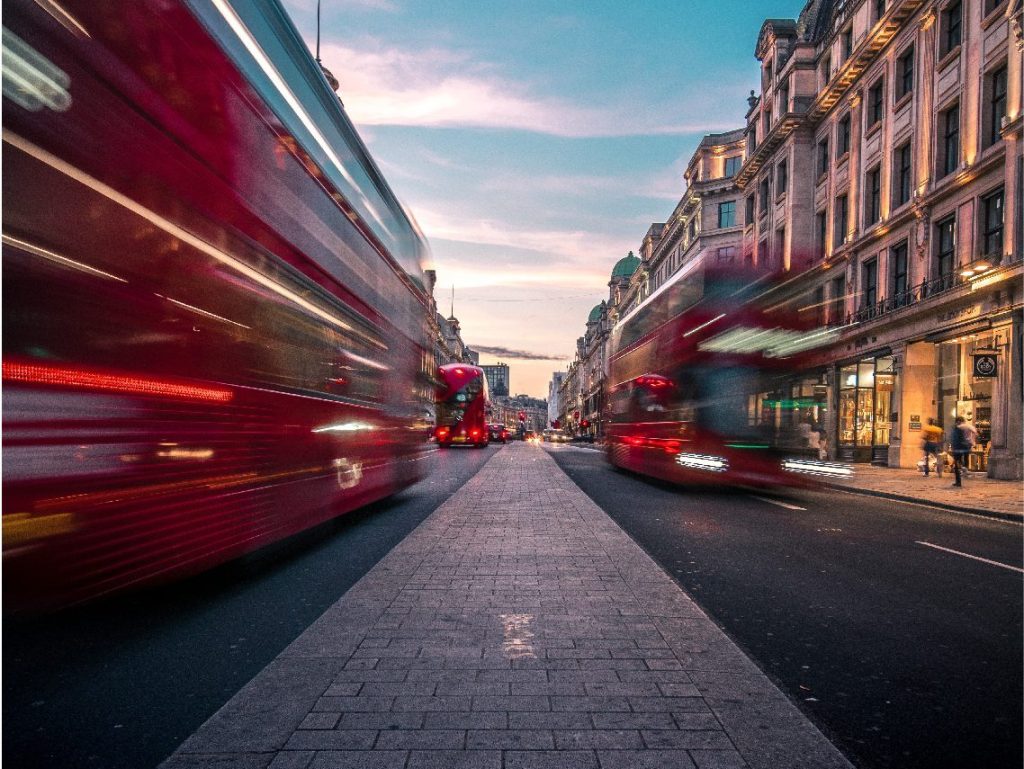 partir à l'international : vue d'un quartier de Londres avec ses bus rouges