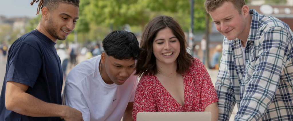 Groupe d'etudiants qui d'interrogent sur quel formation choisir au sein de l'INSEEC