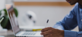 etudiant qui travaille devant son ordinateur son cours de droit des établissement de sante.