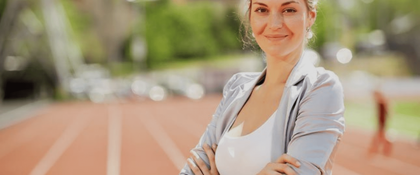 etudiante sur un terrain de sport